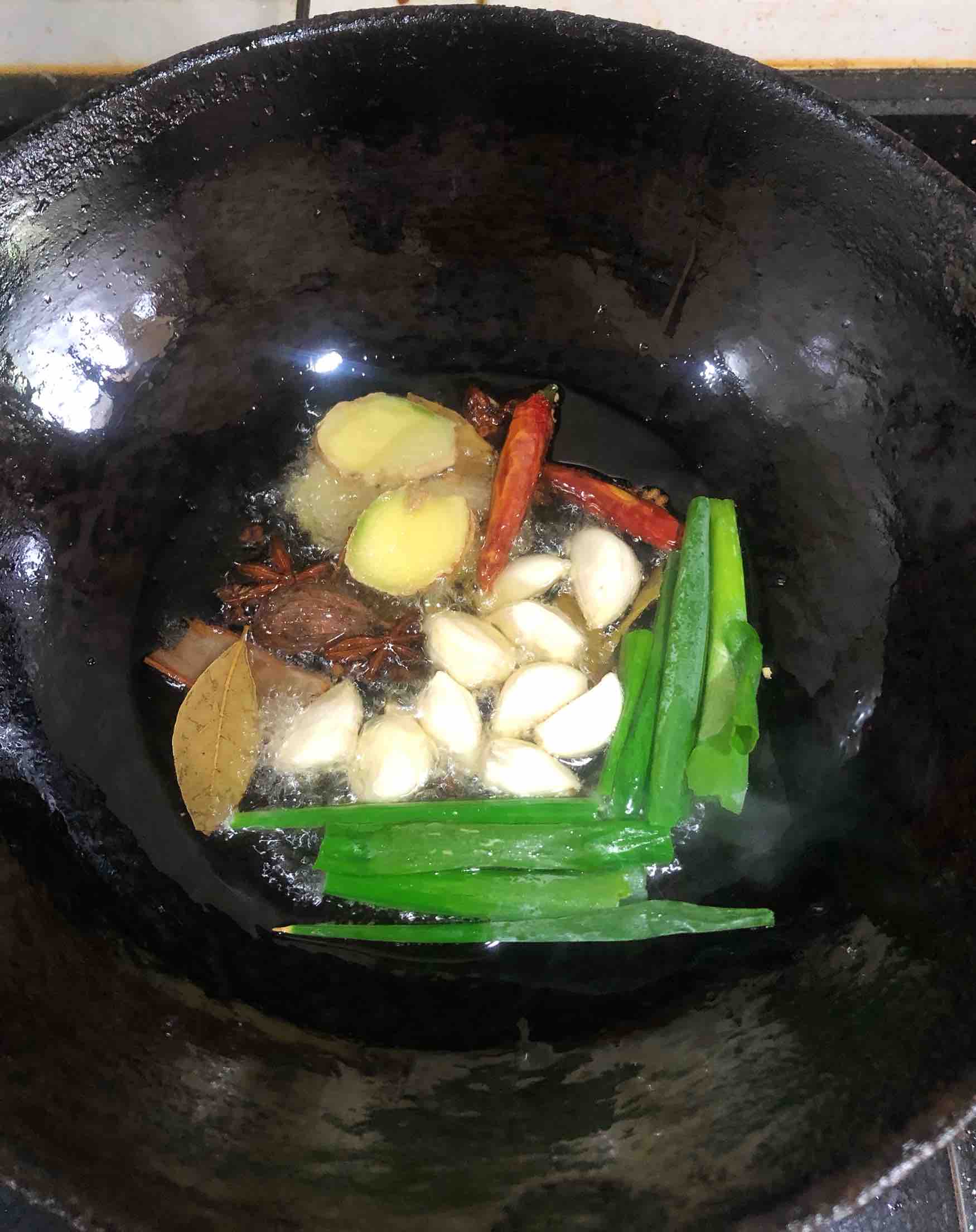 紅燒牛尾的做法-咸鮮味煮菜譜