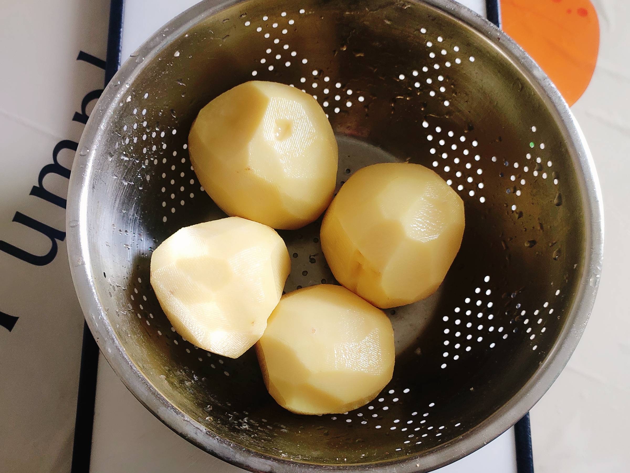 拉出長絲的拔絲土豆的做法-甜味其它工藝菜譜-易網<a href=http://www.gyfww.com/ target=_blank class=infotextkey>健康養生</a>網 拉出長絲的拔絲土豆的做法-甜味其它工藝菜譜