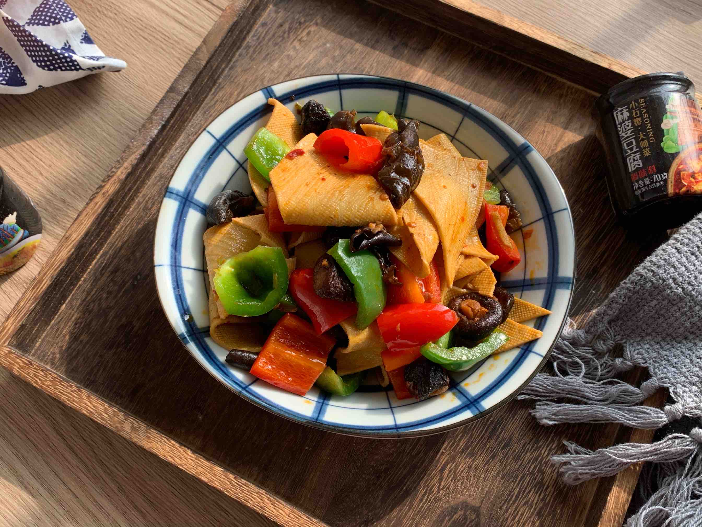 素菜也下飯??香辣燉豆皮的做法-香辣味燉菜譜