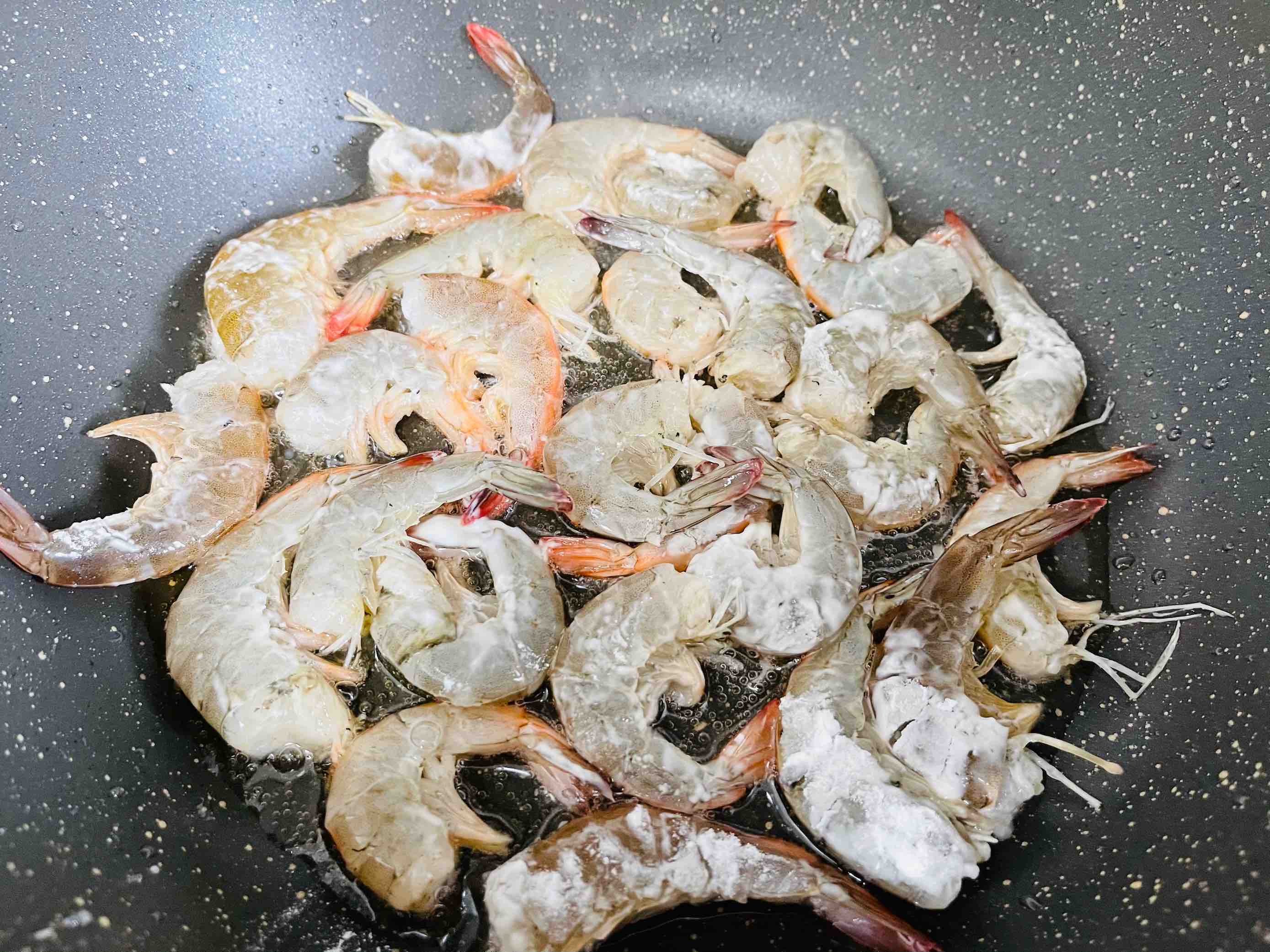 咸香酥脆的咸蛋黃脆皮蝦的做法-咸鮮味煎菜譜