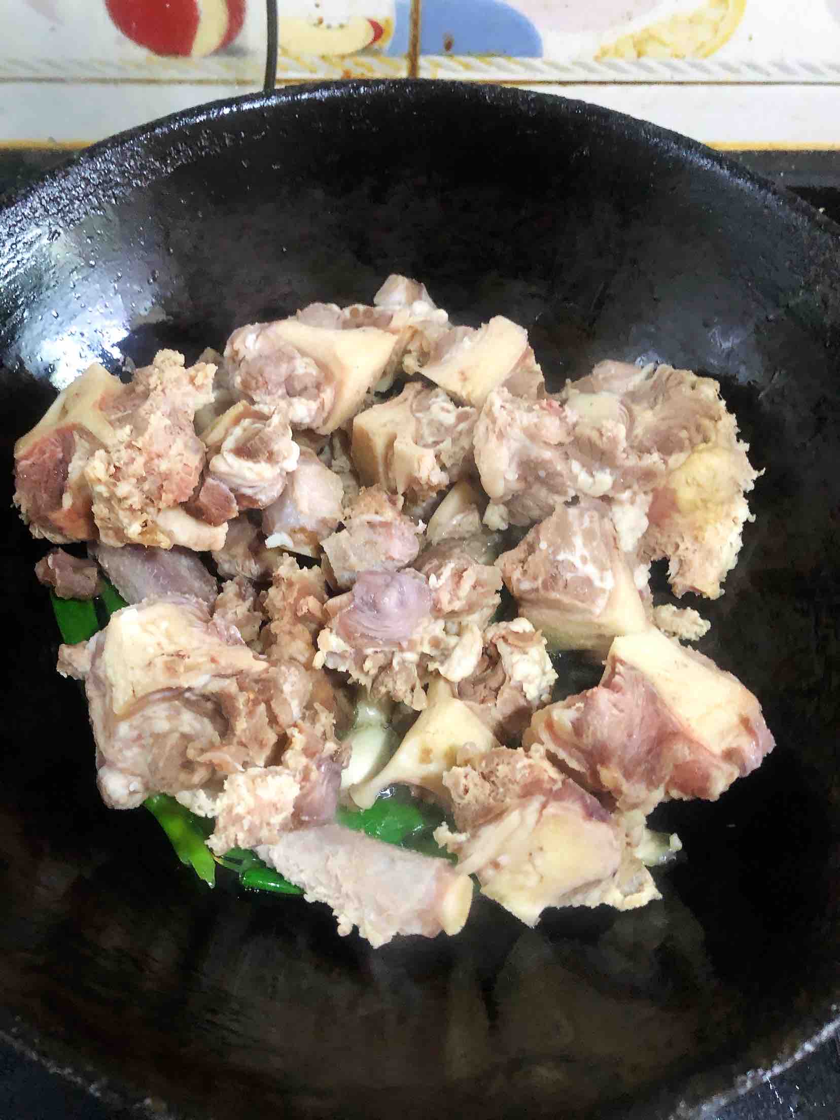 紅燒牛尾的做法-咸鮮味煮菜譜