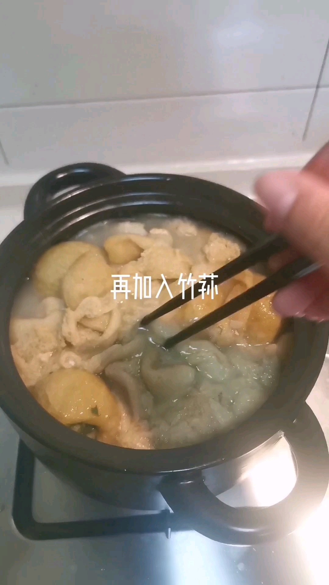 排骨油球煲的做法-家常味燒菜譜