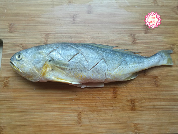 黃花魚這做法，不粘皮不粘鍋，香嫩入味好吃不怕胖的做法-蒜香味燉菜譜