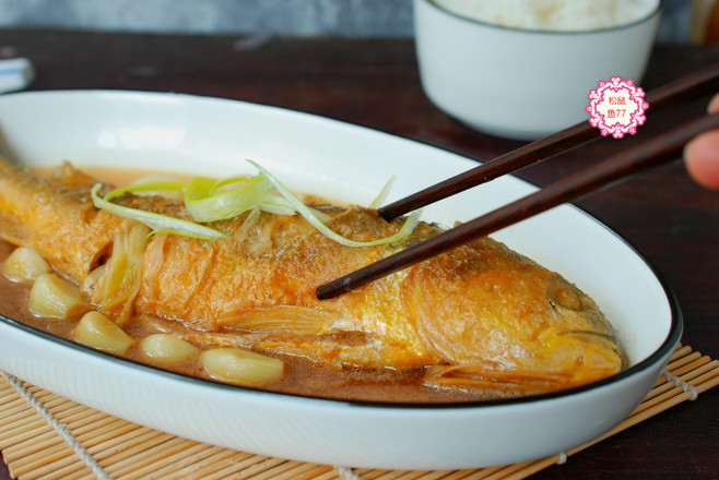 黃花魚這做法，不粘皮不粘鍋，香嫩入味好吃不怕胖的做法-蒜香味燉菜譜