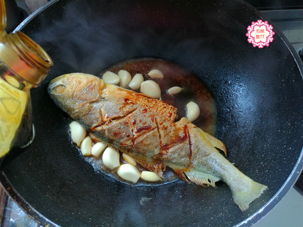 黃花魚這做法，不粘皮不粘鍋，香嫩入味好吃不怕胖的做法-蒜香味燉菜譜