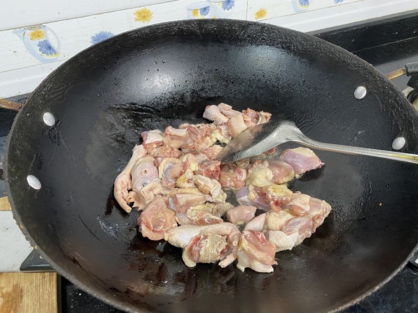 雙茹燒三黃雞的做法-醬香味燉菜譜