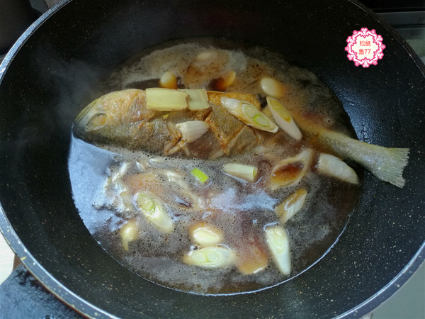 黃花魚這做法，不粘皮不粘鍋，香嫩入味好吃不怕胖的做法-蒜香味燉菜譜