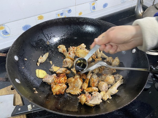 雙茹燒三黃雞的做法-醬香味燉菜譜