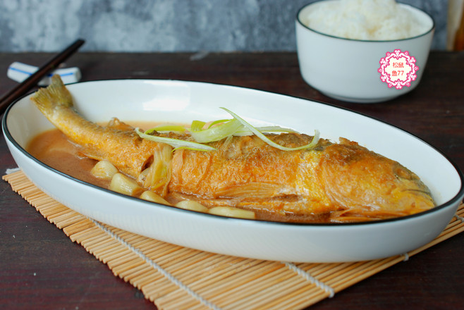 黃花魚這做法，不粘皮不粘鍋，香嫩入味好吃不怕胖的做法-蒜香味燉菜譜