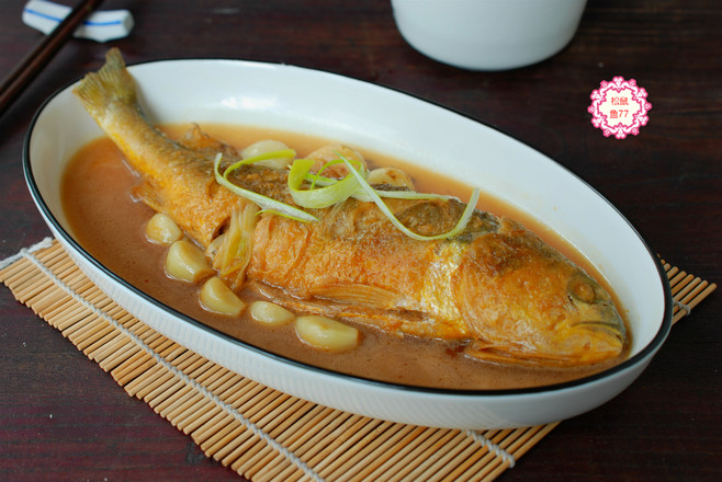 黃花魚這做法，不粘皮不粘鍋，香嫩入味好吃不怕胖的做法-蒜香味燉菜譜