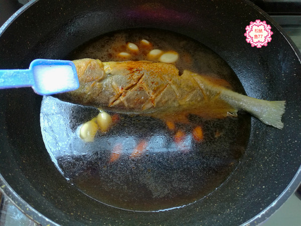 黃花魚這做法，不粘皮不粘鍋，香嫩入味好吃不怕胖的做法-蒜香味燉菜譜