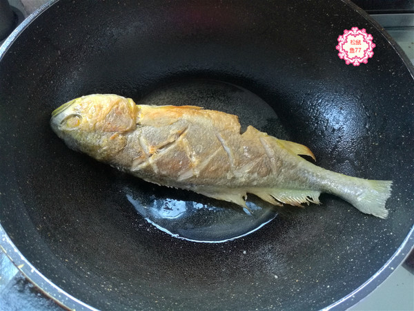 黃花魚這做法，不粘皮不粘鍋，香嫩入味好吃不怕胖的做法-蒜香味燉菜譜