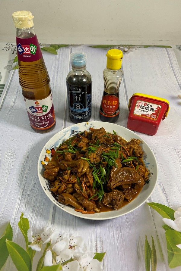 雙茹燒三黃雞的做法-醬香味燉菜譜