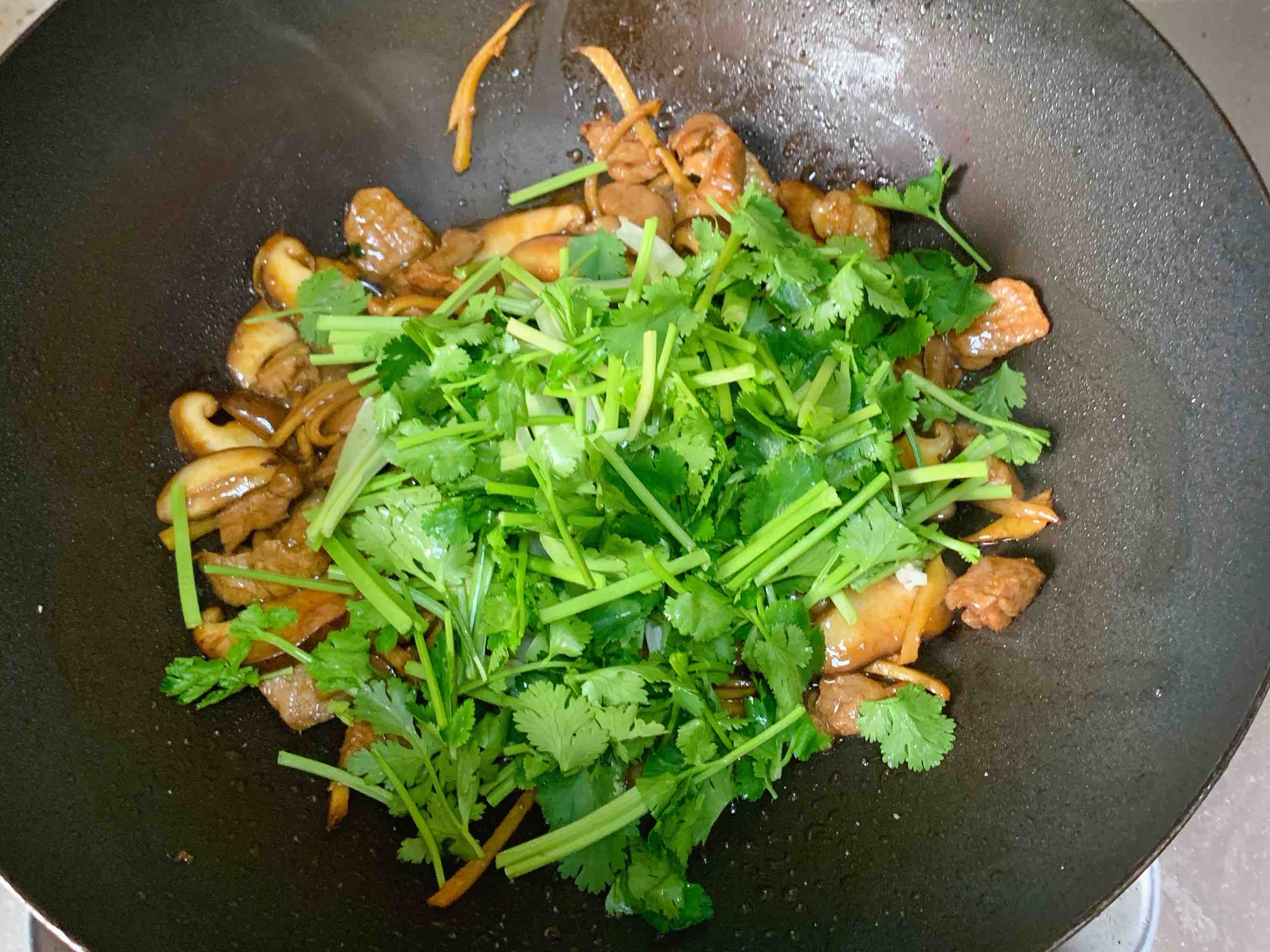 香菜炒肉的做法-家常味炒菜譜