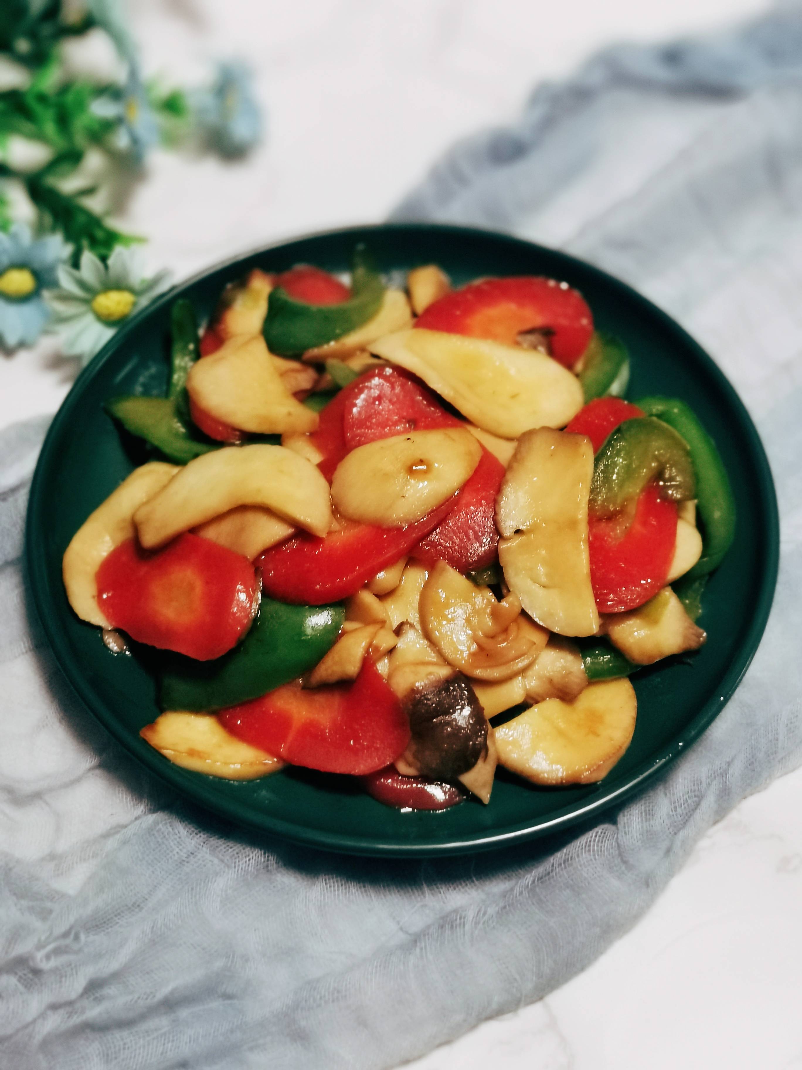 可以吃出肉味的素菜：紅蘿卜炒杏鮑菇的做法-家常味炒菜譜