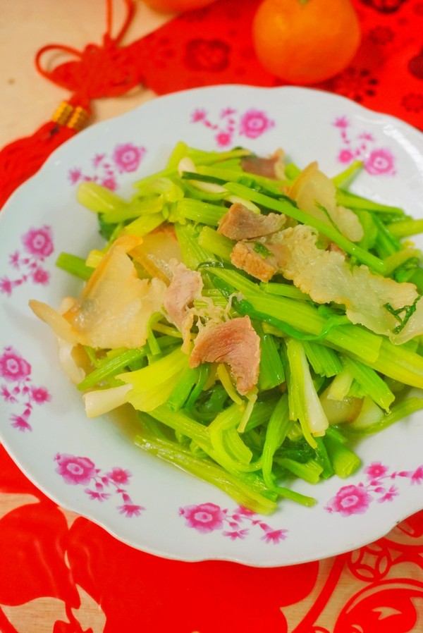芹菜炒臘肉的做法-家常味炒菜譜