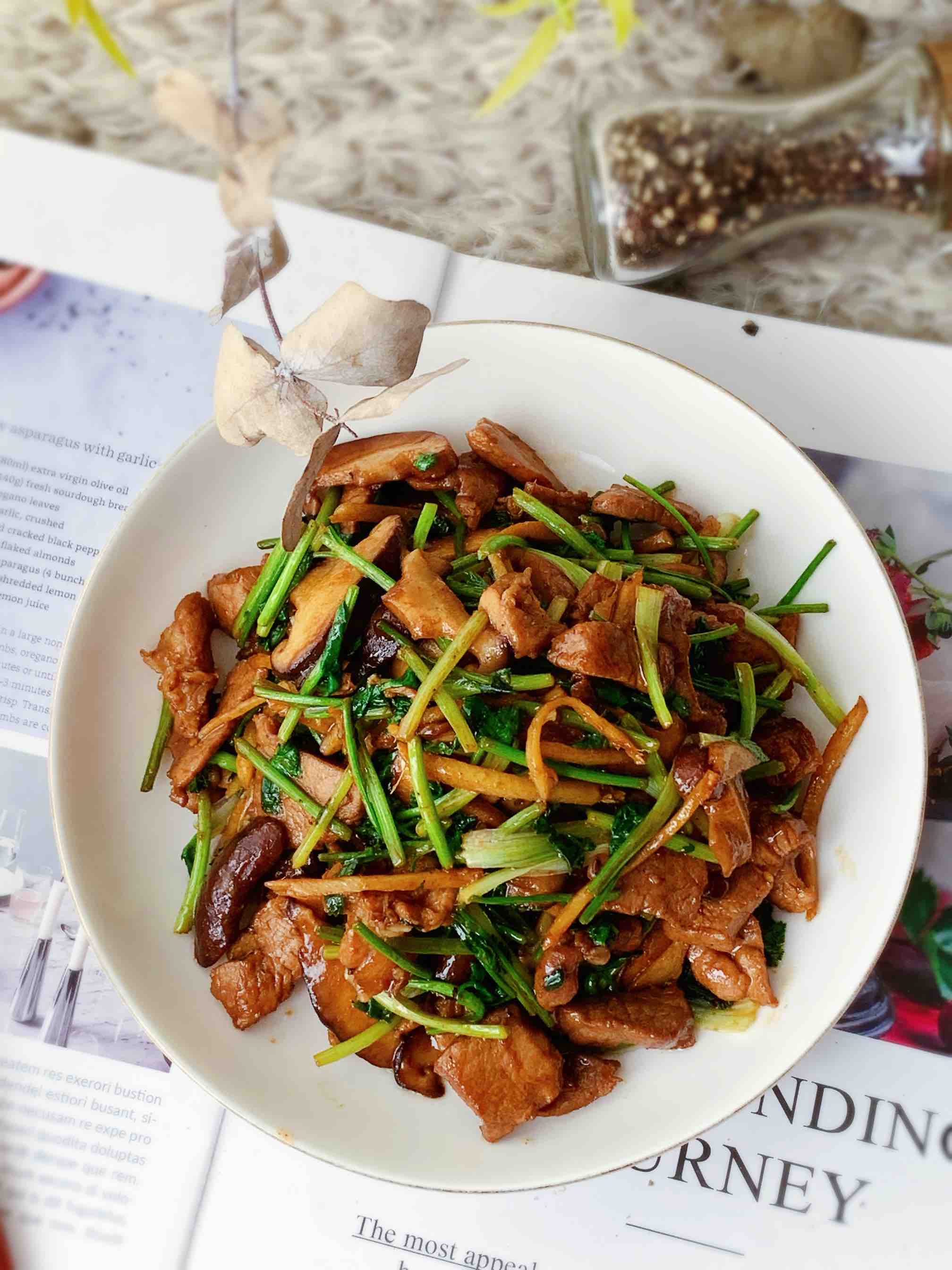 香菜炒肉的做法-家常味炒菜譜