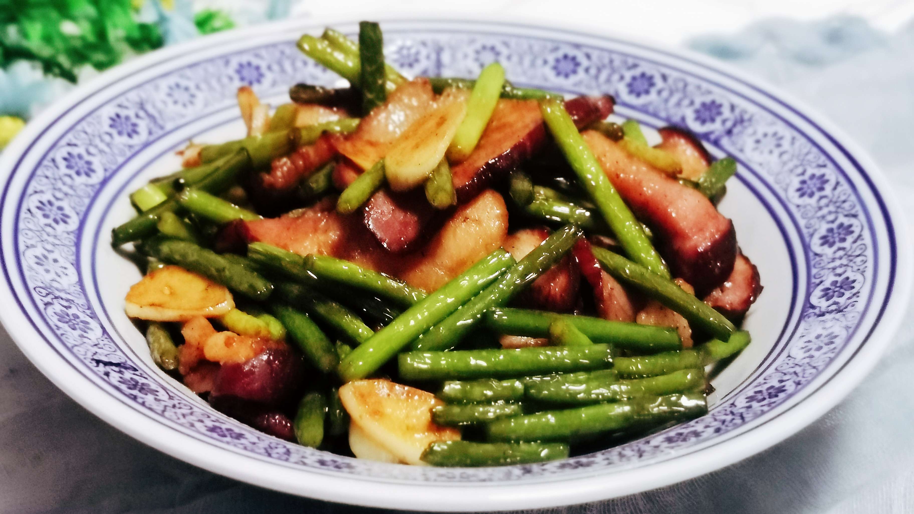 年夜飯必不可少的硬菜：蒜苔炒臘肉的做法-咸鮮味炒菜譜