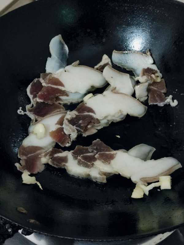 芹菜炒臘肉的做法-家常味炒菜譜