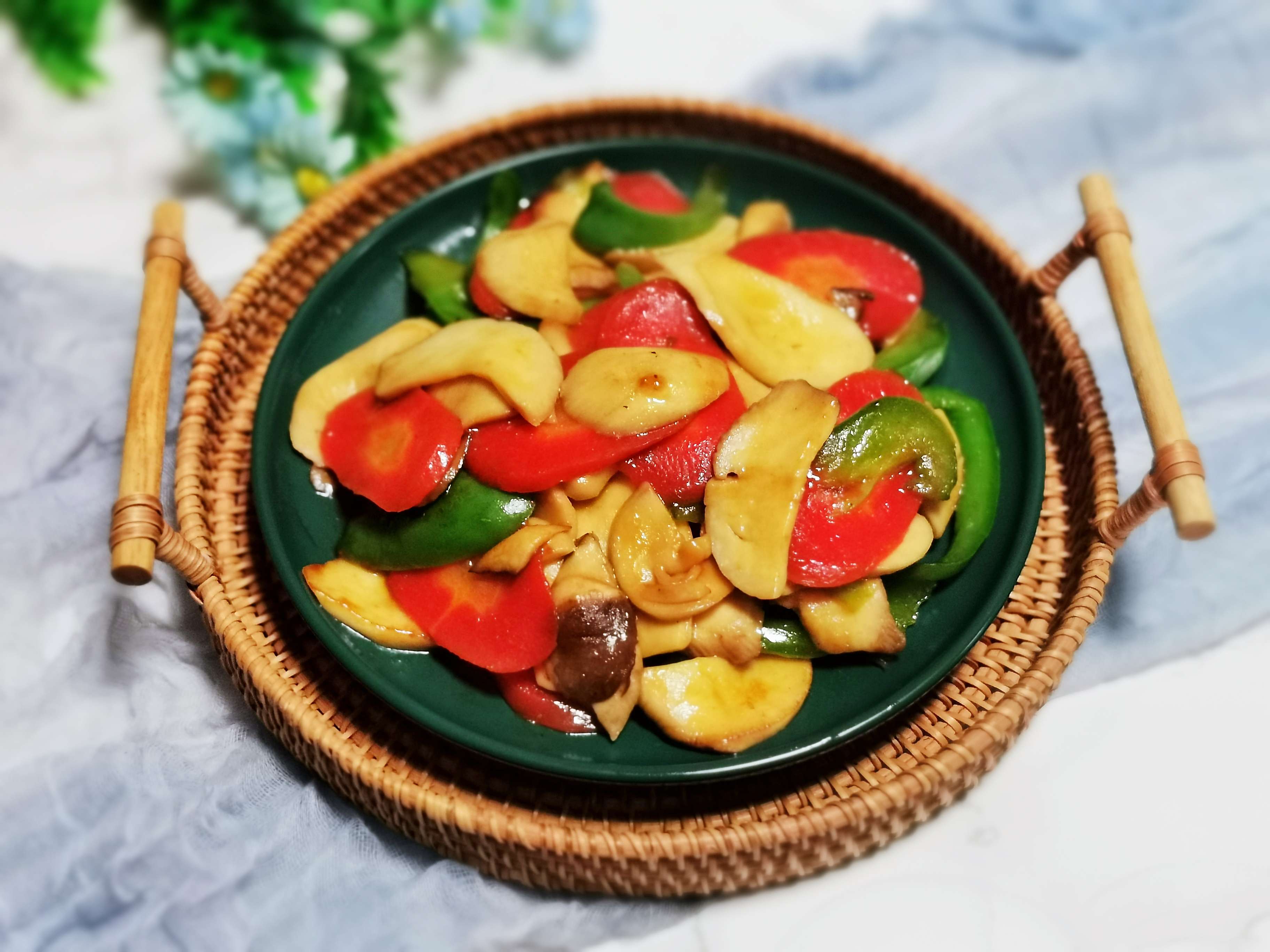 可以吃出肉味的素菜：紅蘿卜炒杏鮑菇的做法-家常味炒菜譜