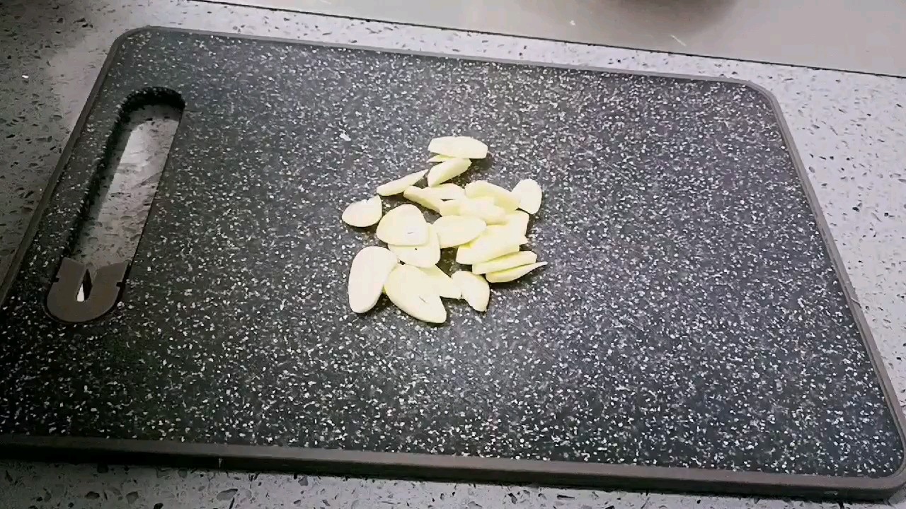 年夜飯必不可少的硬菜：蒜苔炒臘肉的做法-咸鮮味炒菜譜