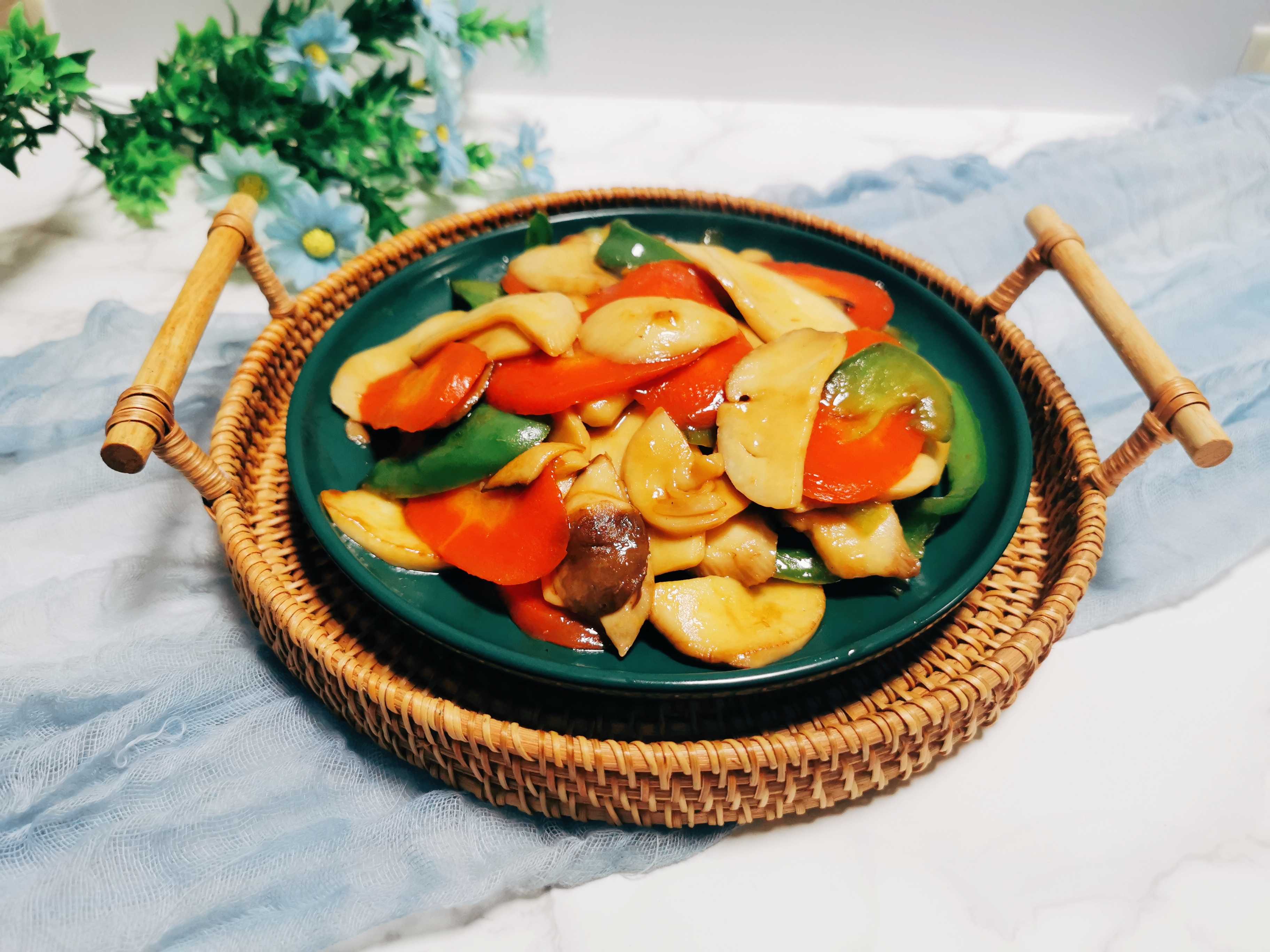 可以吃出肉味的素菜：紅蘿卜炒杏鮑菇的做法-家常味炒菜譜