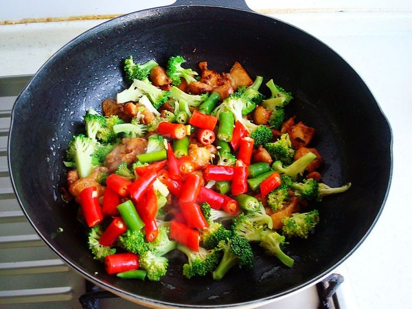 西蘭花炒雞的做法-咸鮮味炒菜譜