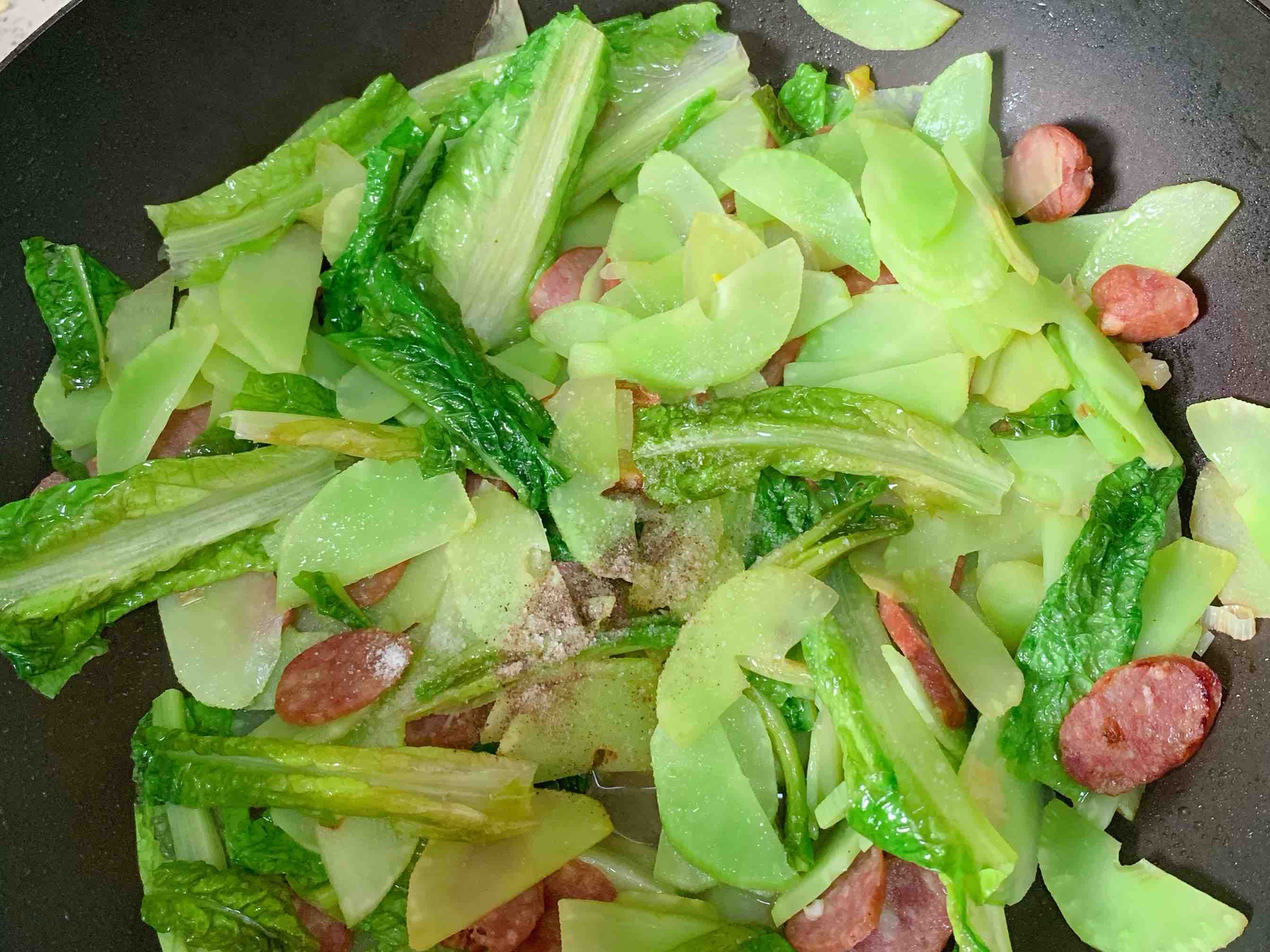 十分鐘就上桌的家常小菜。清脆爽口，萵苣炒香腸的做法-家常味炒菜譜