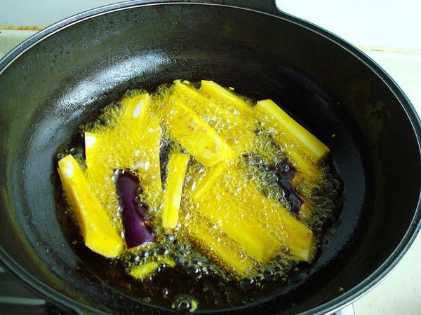 茄子燒豆角的做法-醬香味燒菜譜