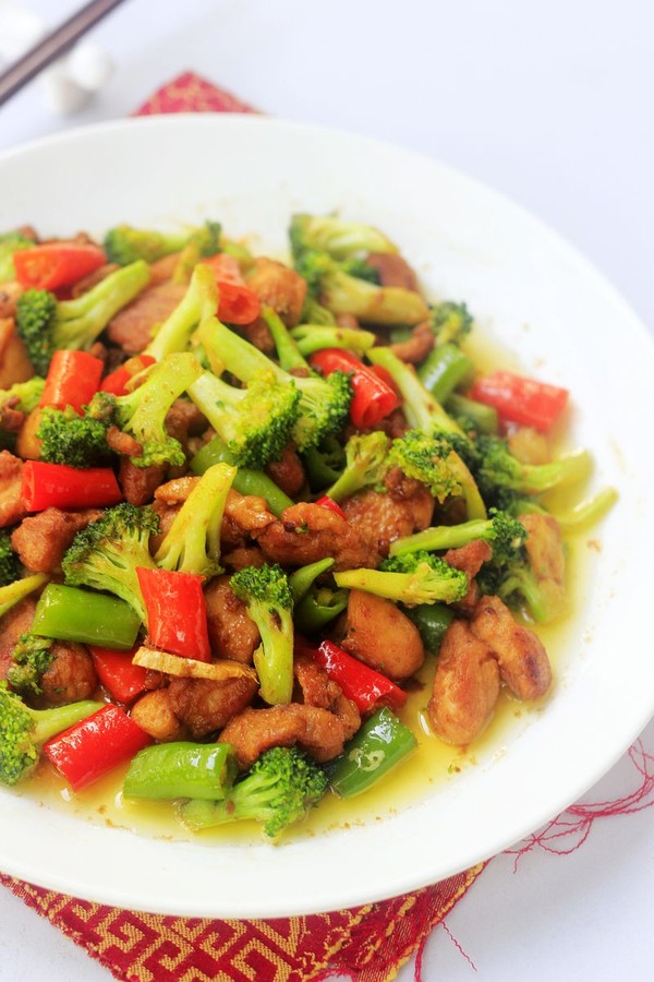 西蘭花炒雞的做法-咸鮮味炒菜譜