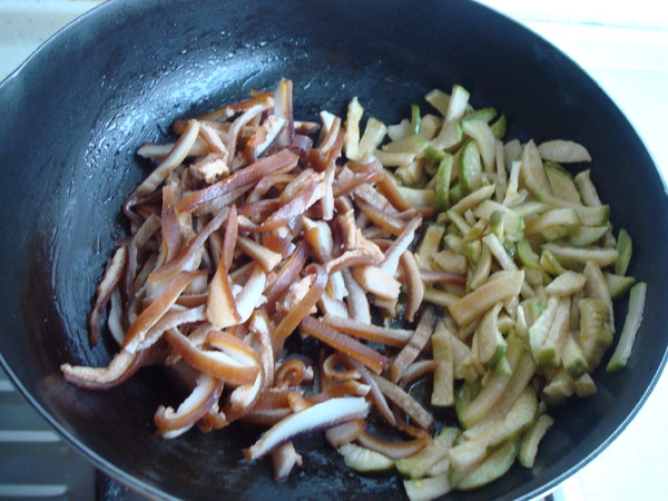 蘿卜干炒肉皮的做法-家常味炒菜譜