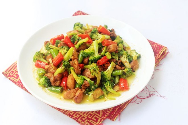 西蘭花炒雞的做法-咸鮮味炒菜譜