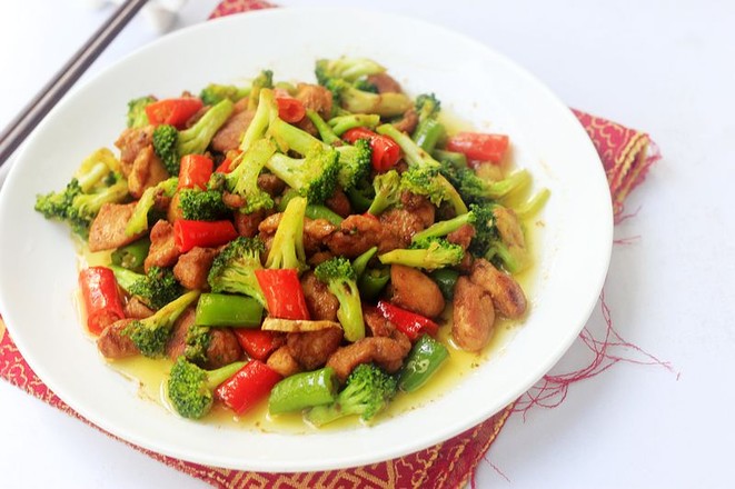 西蘭花炒雞的做法-咸鮮味炒菜譜