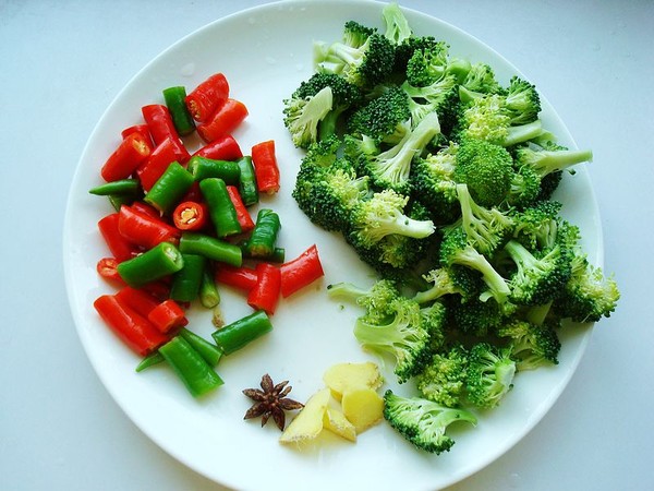 西蘭花炒雞的做法-咸鮮味炒菜譜