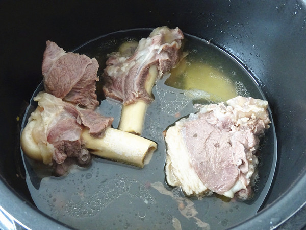 羊骨肉燉白菜的做法-咸鮮味燉菜譜-易網<a href=http://www.gyfww.com/ target=_blank class=infotextkey>健康養(yǎng)生</a>網 羊骨肉燉白菜的做法-咸鮮味燉菜譜