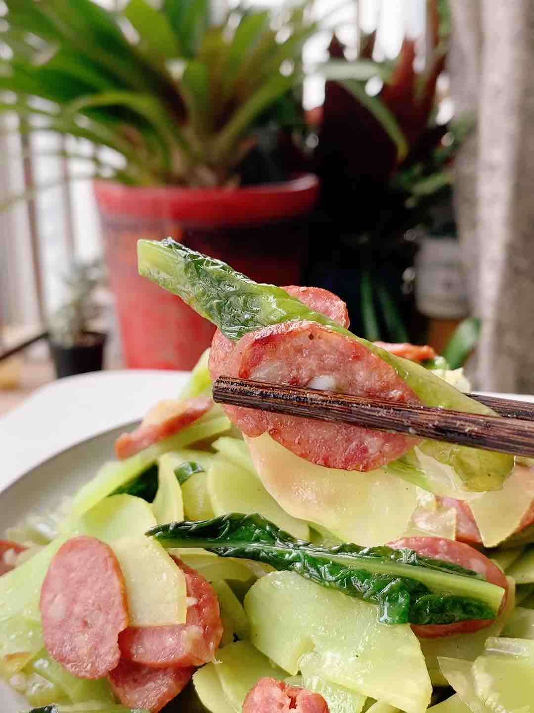 十分鐘就上桌的家常小菜。清脆爽口，萵苣炒香腸的做法-家常味炒菜譜