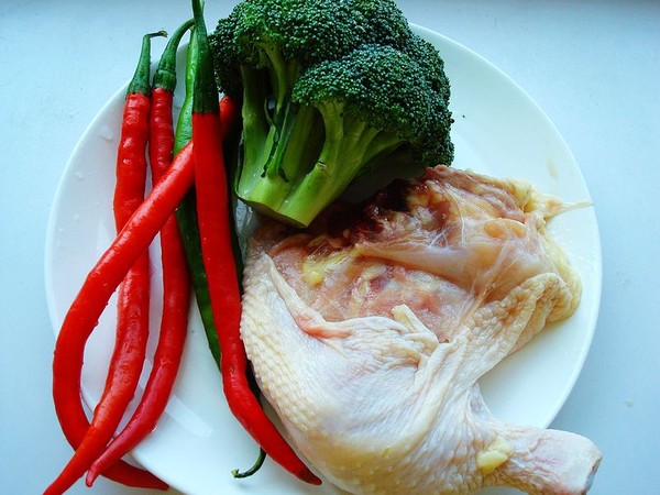 西蘭花炒雞的做法-咸鮮味炒菜譜