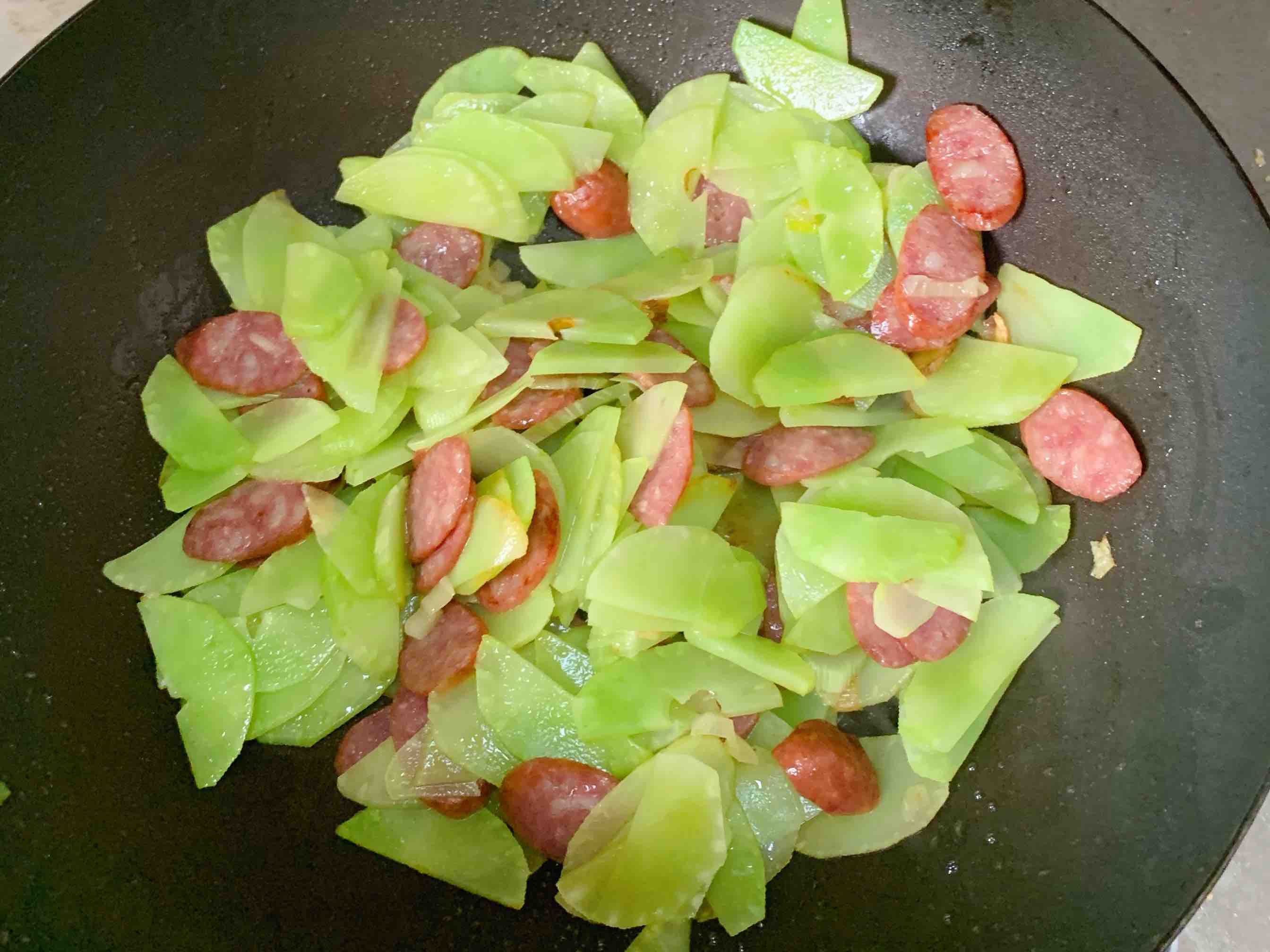 十分鐘就上桌的家常小菜。清脆爽口，萵苣炒香腸的做法-家常味炒菜譜