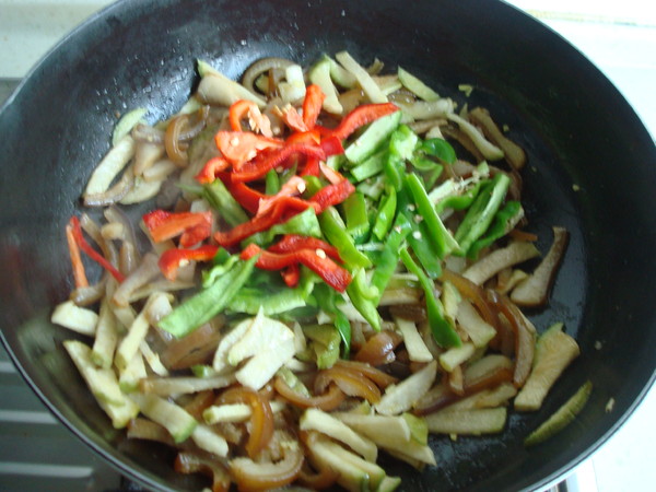 蘿卜干炒肉皮的做法-家常味炒菜譜