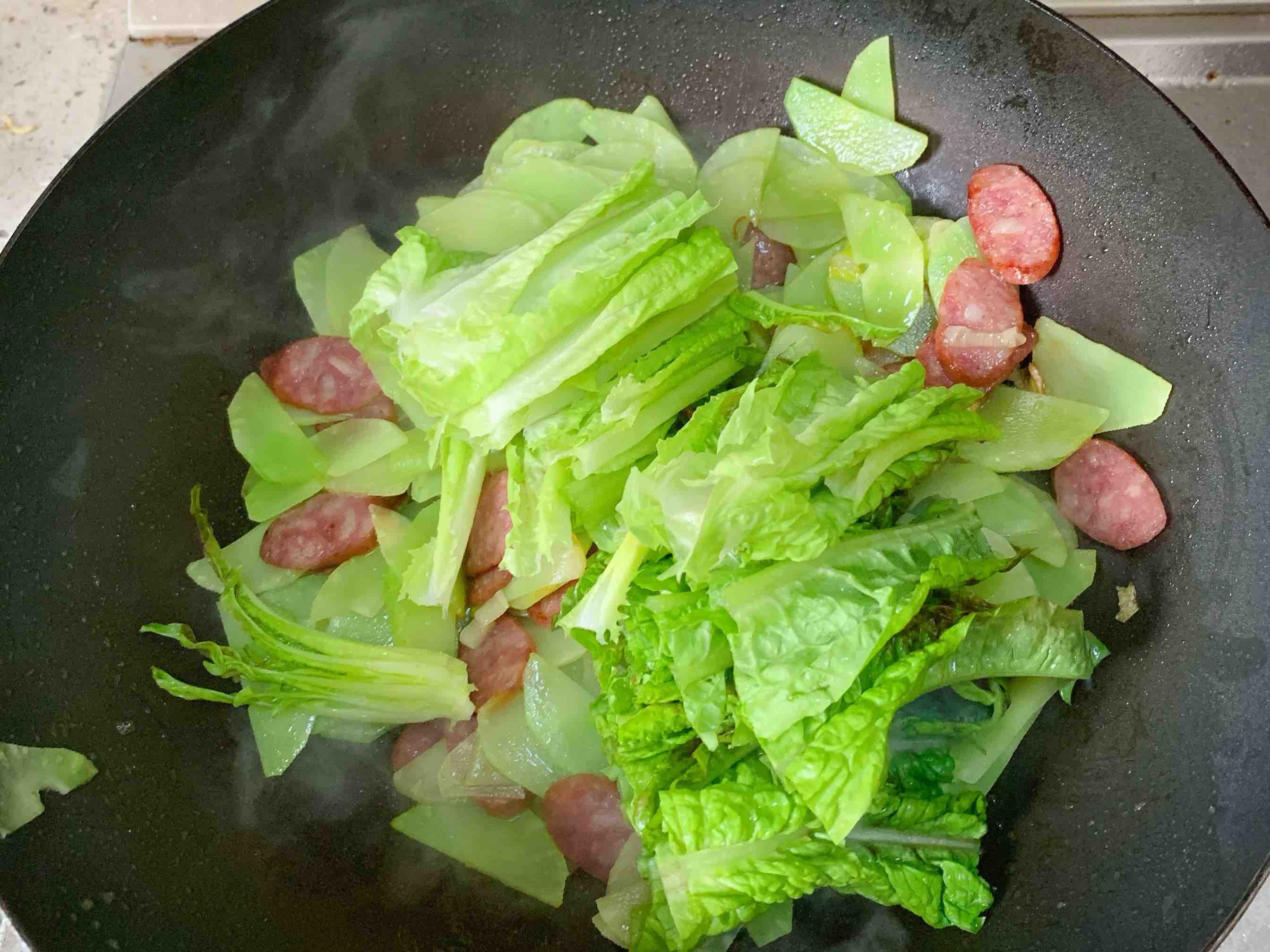 十分鐘就上桌的家常小菜。清脆爽口，萵苣炒香腸的做法-家常味炒菜譜