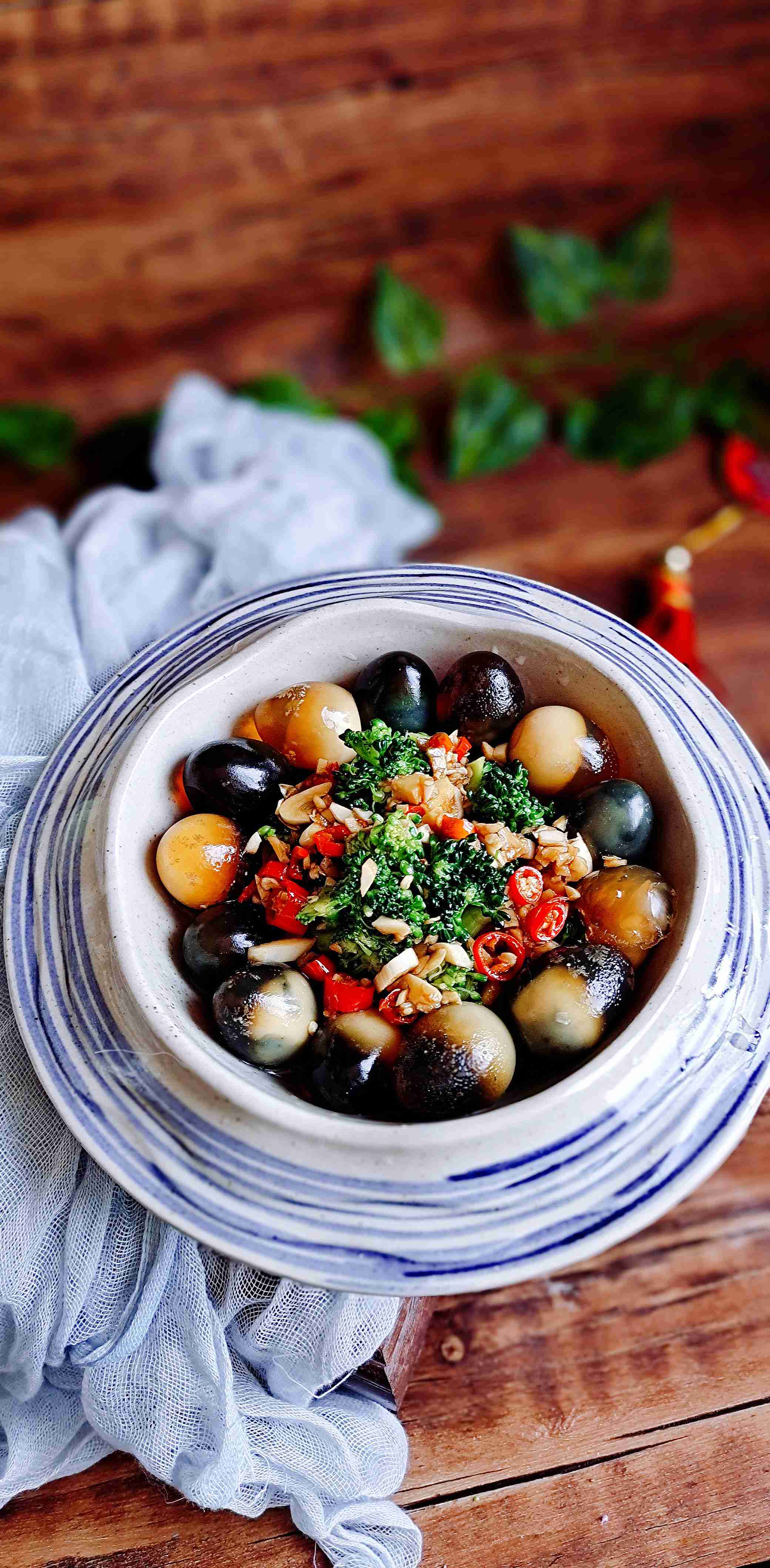 年夜餐桌一道爽口小拌菜…澆汁變蛋西藍(lán)花的做法-咸鮮味拌菜譜