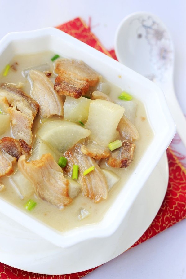 電飯煲蘿卜燉臘肉的做法-家常味燉菜譜