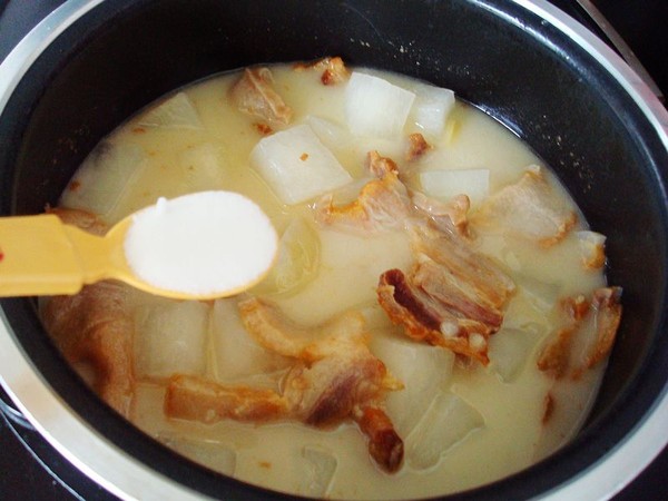 電飯煲蘿卜燉臘肉的做法-家常味燉菜譜