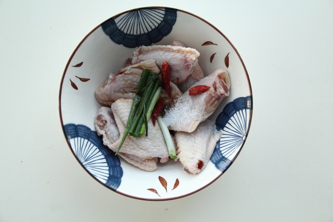 鮮嫩蒸雞翅中，原汁原味的做法-咸鮮味蒸菜譜