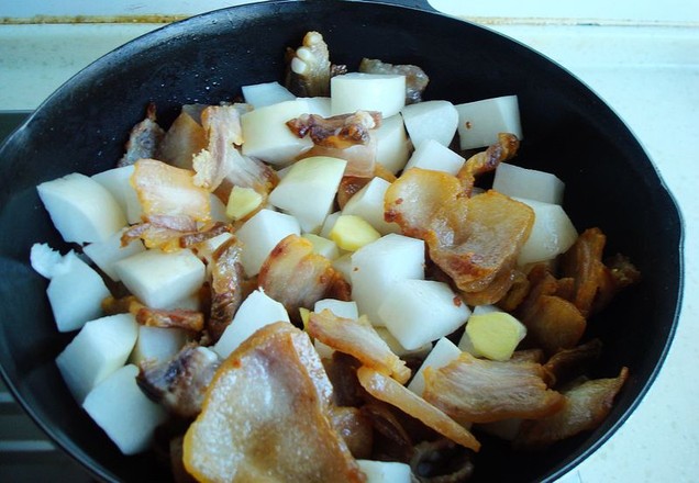 電飯煲蘿卜燉臘肉的做法-家常味燉菜譜
