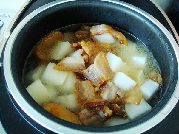 電飯煲蘿卜燉臘肉的做法-家常味燉菜譜