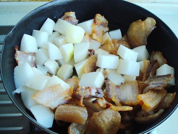 電飯煲蘿卜燉臘肉的做法-家常味燉菜譜