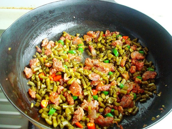 酸豆角炒臘腸的做法-酸辣味炒菜譜