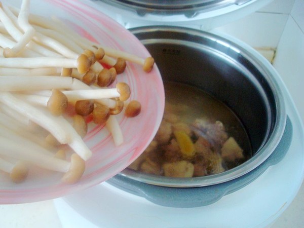 蟹味菇燉雞的做法-家常味燉菜譜