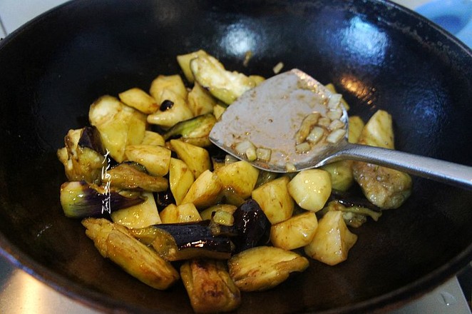 土豆燉茄子的做法-醬香味燉菜譜